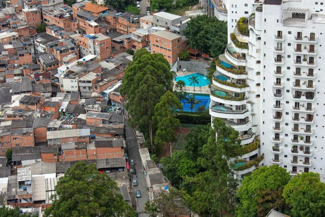 Johnny Miller’s 2020 photograph of Paraisopolis, a favela in Sao Paulo, Brazil showing the same divide between rich and poor